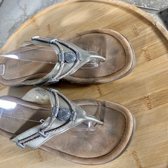 Minnetonka Gold leather Thong Sandal Slip On Women's Size  8 Rope & Silver. - Picture 7 of 9